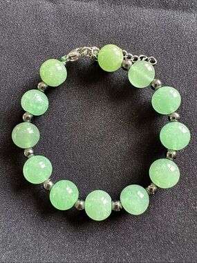 Jade EUC green bracelet. Genuine gemstone with gunmetal colored spacers. Sz 6”+